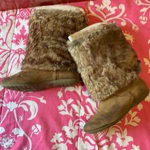 R2 Footwear Furry boots. Women’s Sz 8.